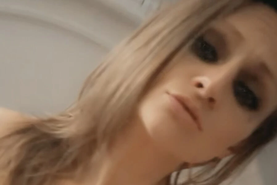 Brooke ile ebeveynlerinin evinde gün ortası sikiş seansı