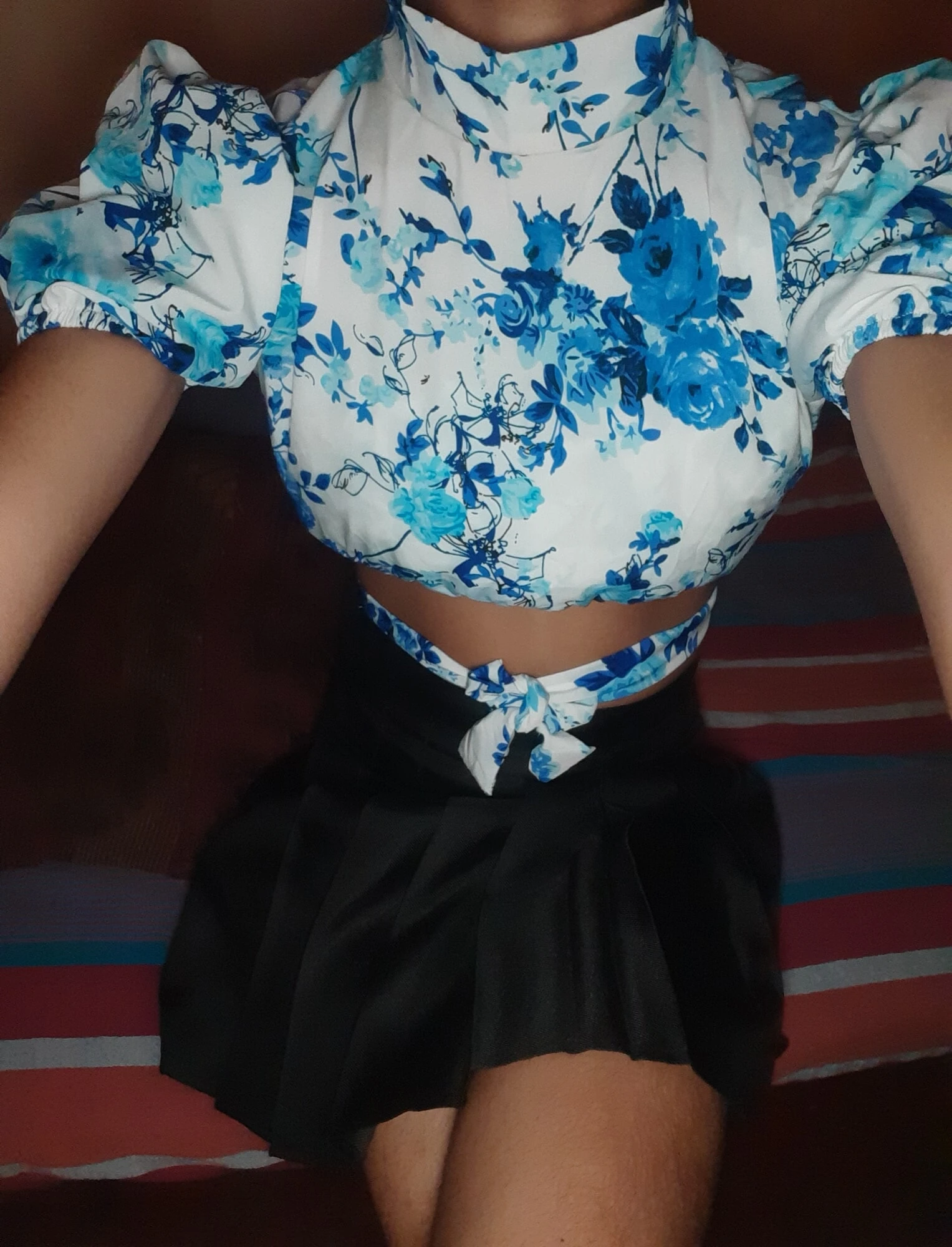 Kadın kılıklı kadın kılıklı etek ve croptop