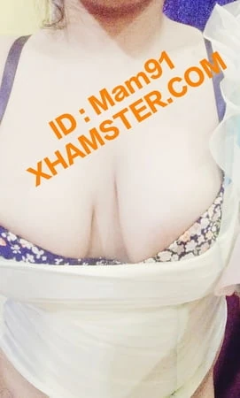 Seksi göğüsler