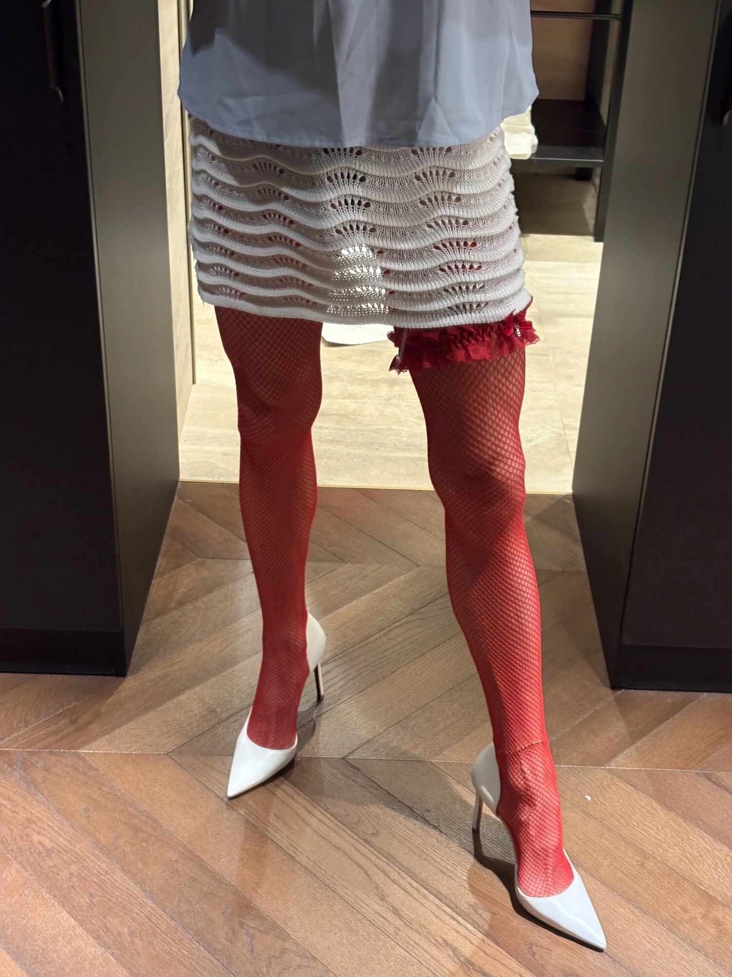 Beyaz topuklu ve kırmızı çoraplı