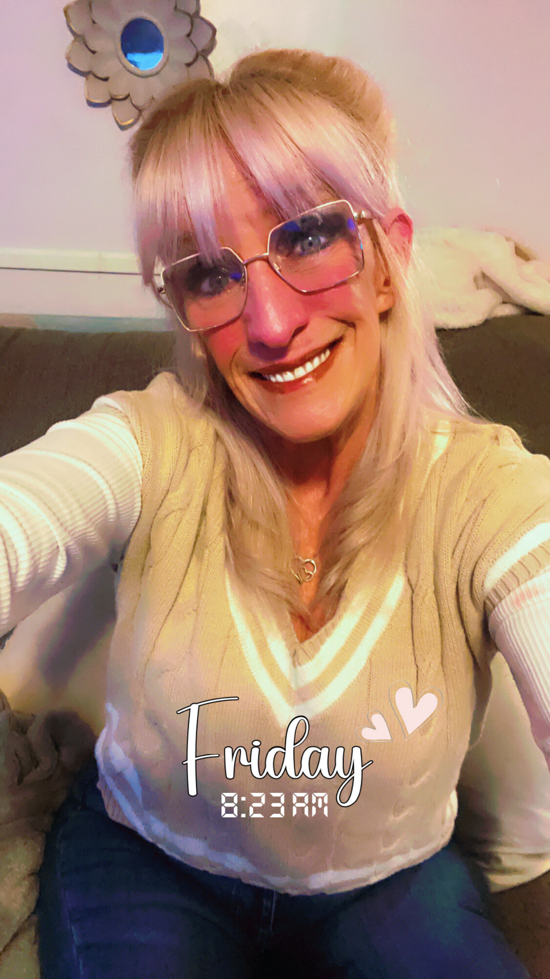 Jenni gülümsüyor