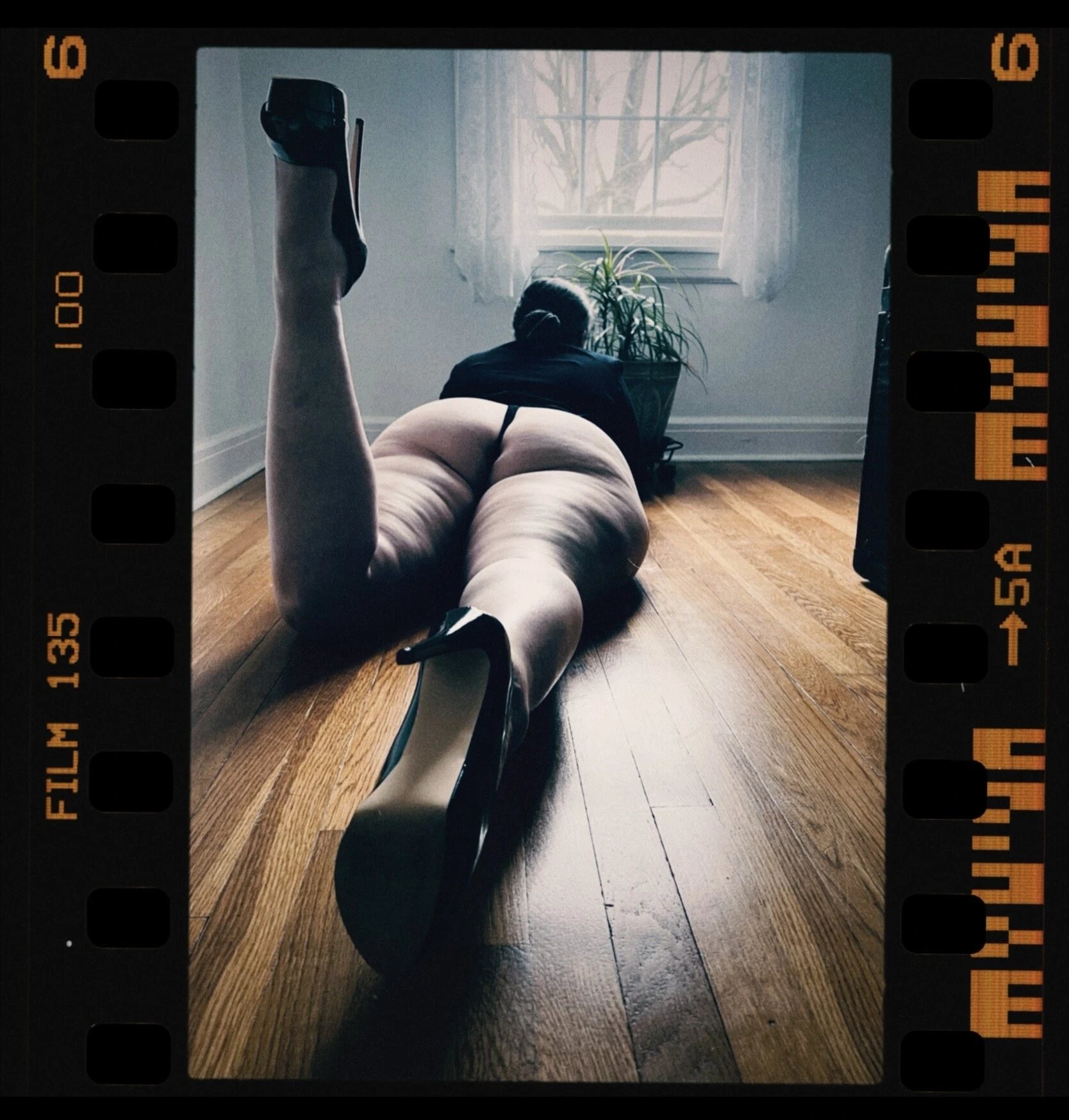 Pencere kenarında orta yaşlı seksi kadın 