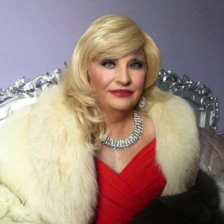 Madame Kürk Giyiyor