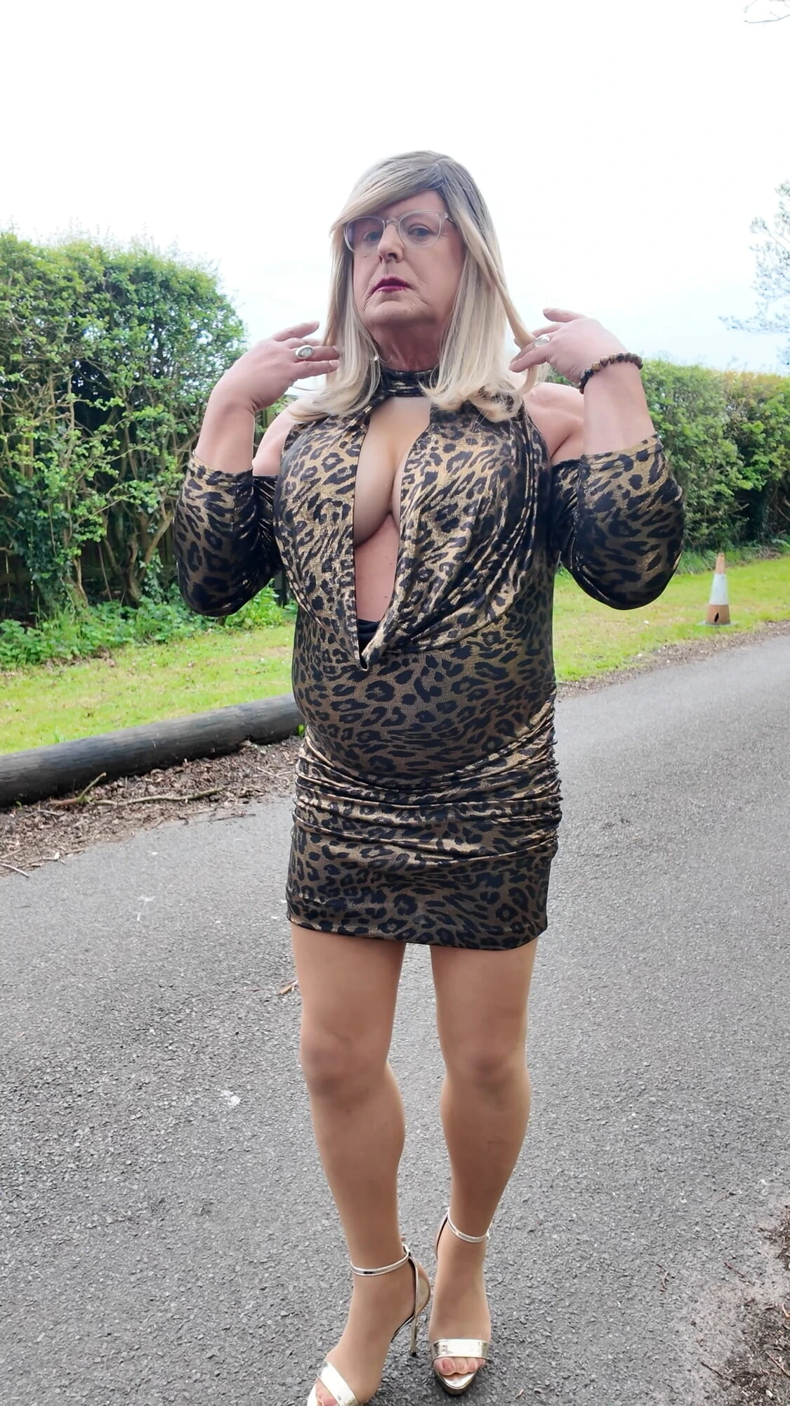 Altın leopar baskılı elbisemle travesti kellycd2022 
