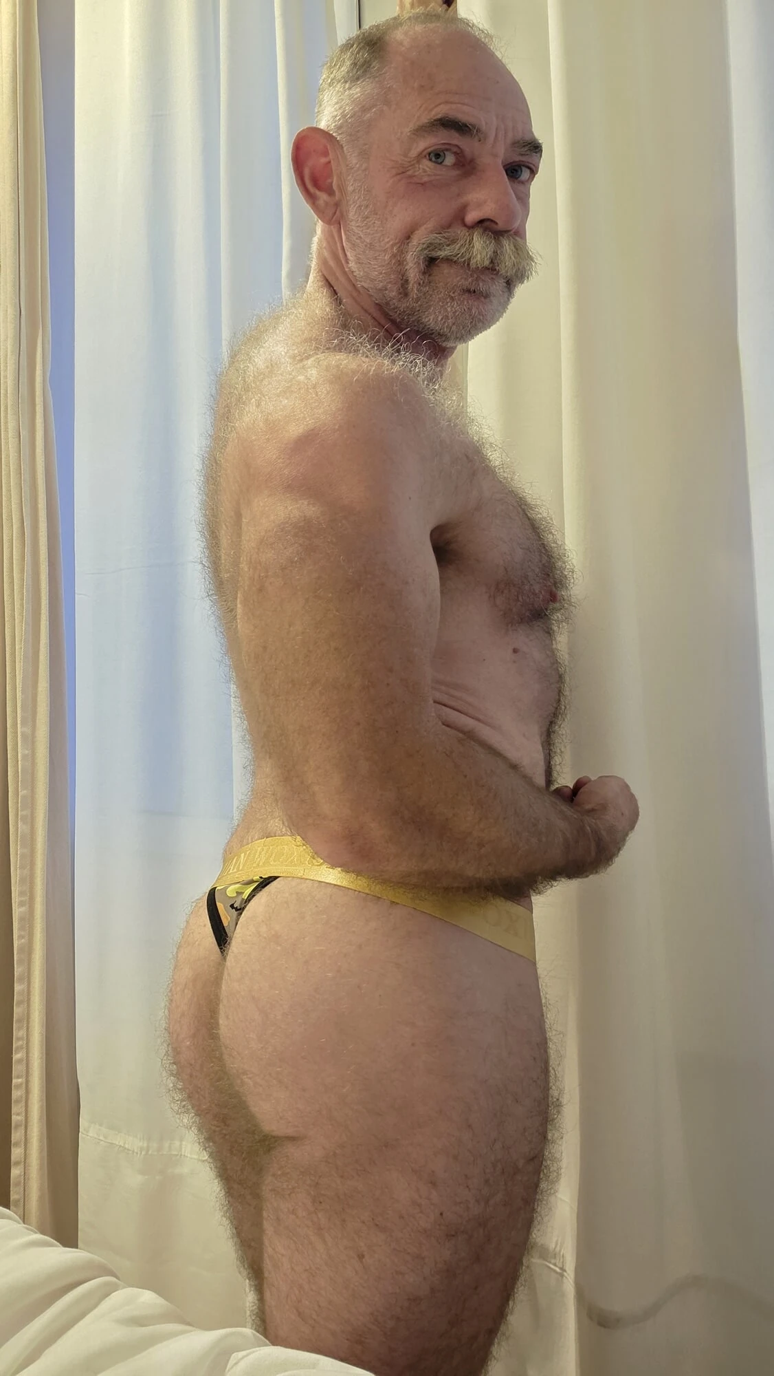 Seksi iç çamaşırlı kıllı baba