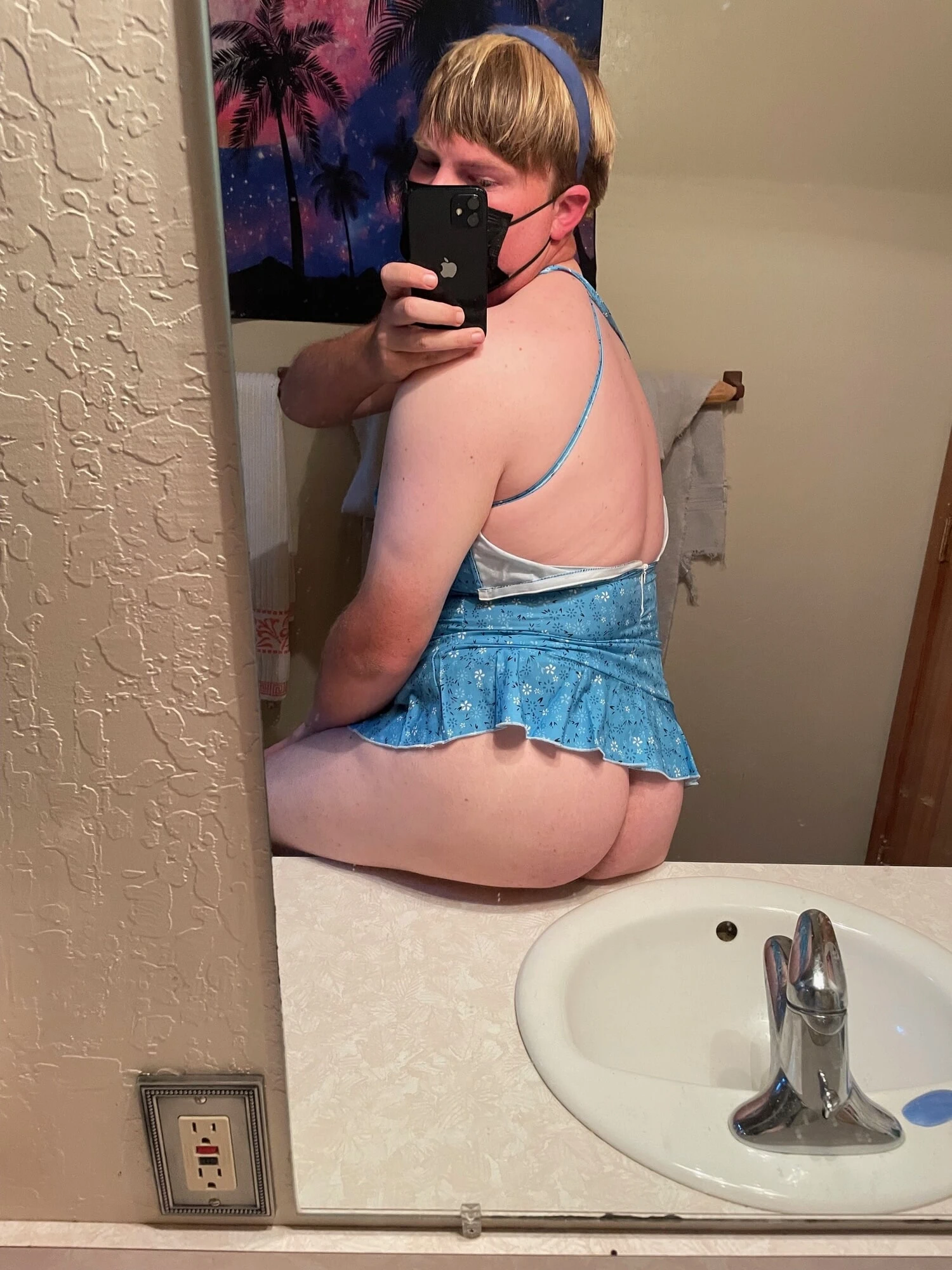 Sarışın kadın biraz eğleniyor