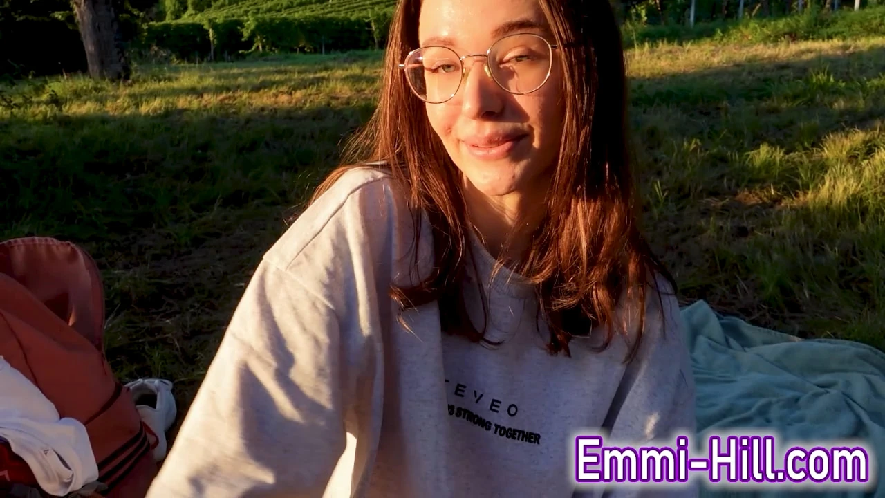 Худенькая девушка в очко на улице крупным планом