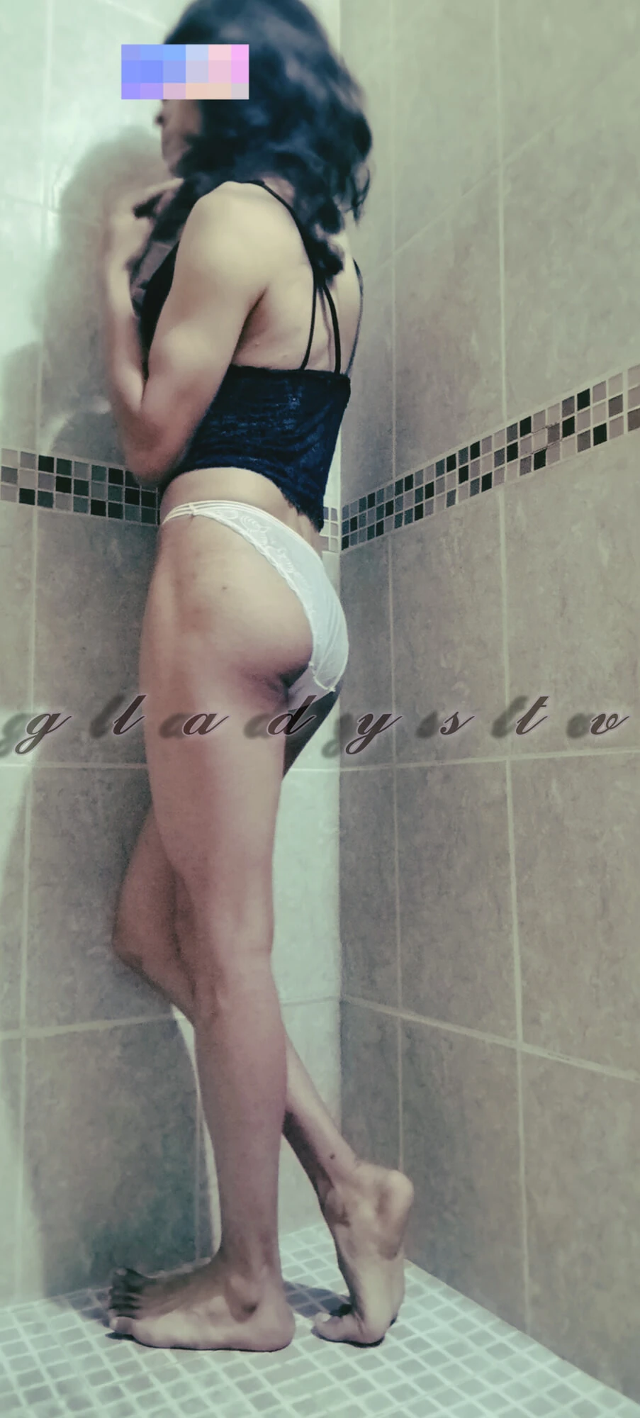 Travesti en tacones altos