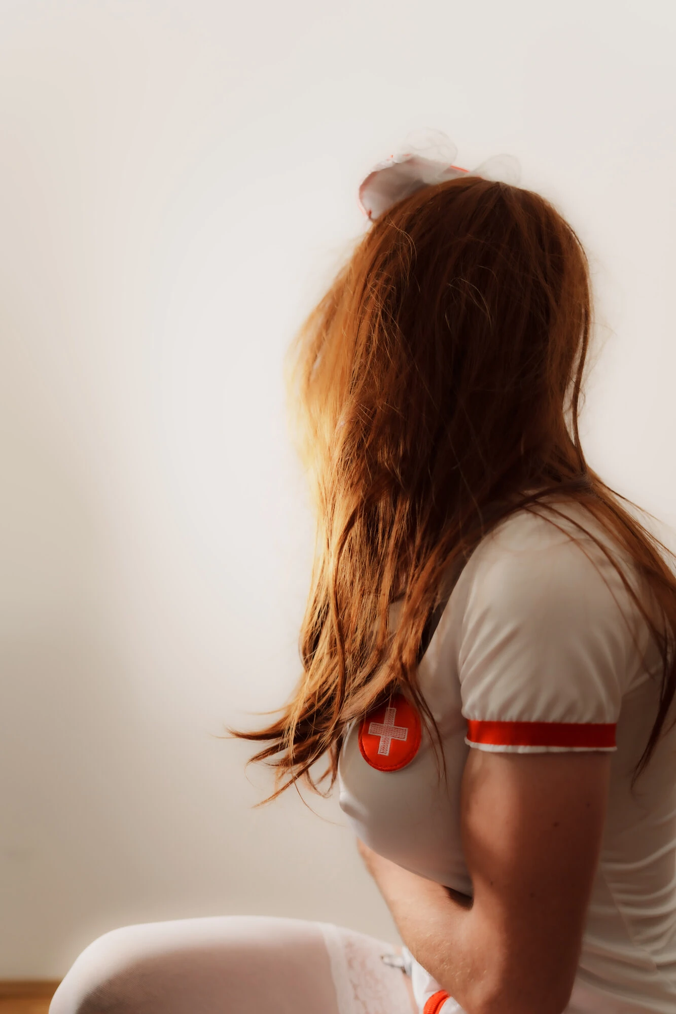 Tatlı kadın kılıklı kedicik seksi hemşire olarak cosplay