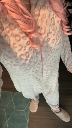 Pijamalı kadın kılıklı