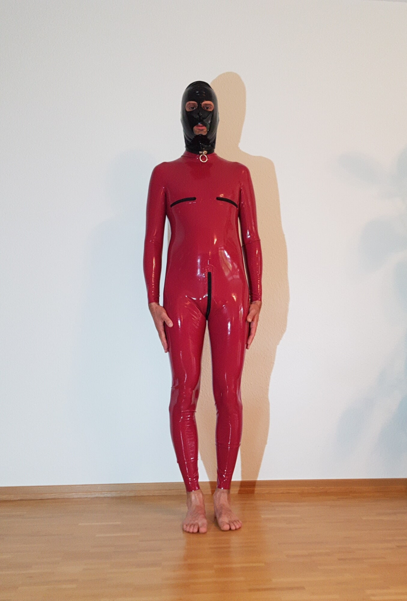 Lateks catsuit içinde