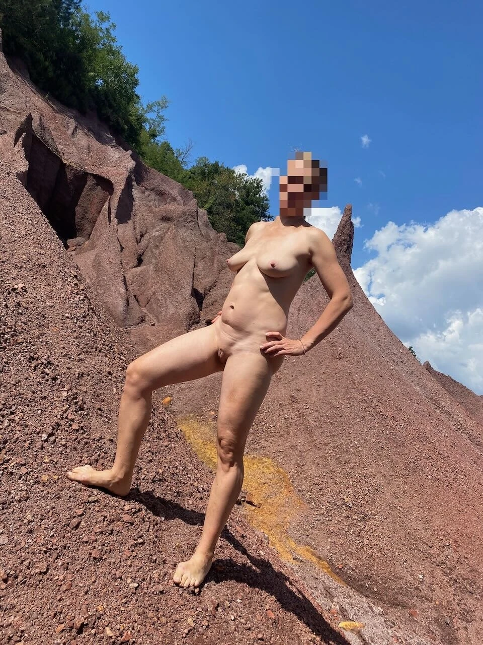 Голая красотка из кирпича