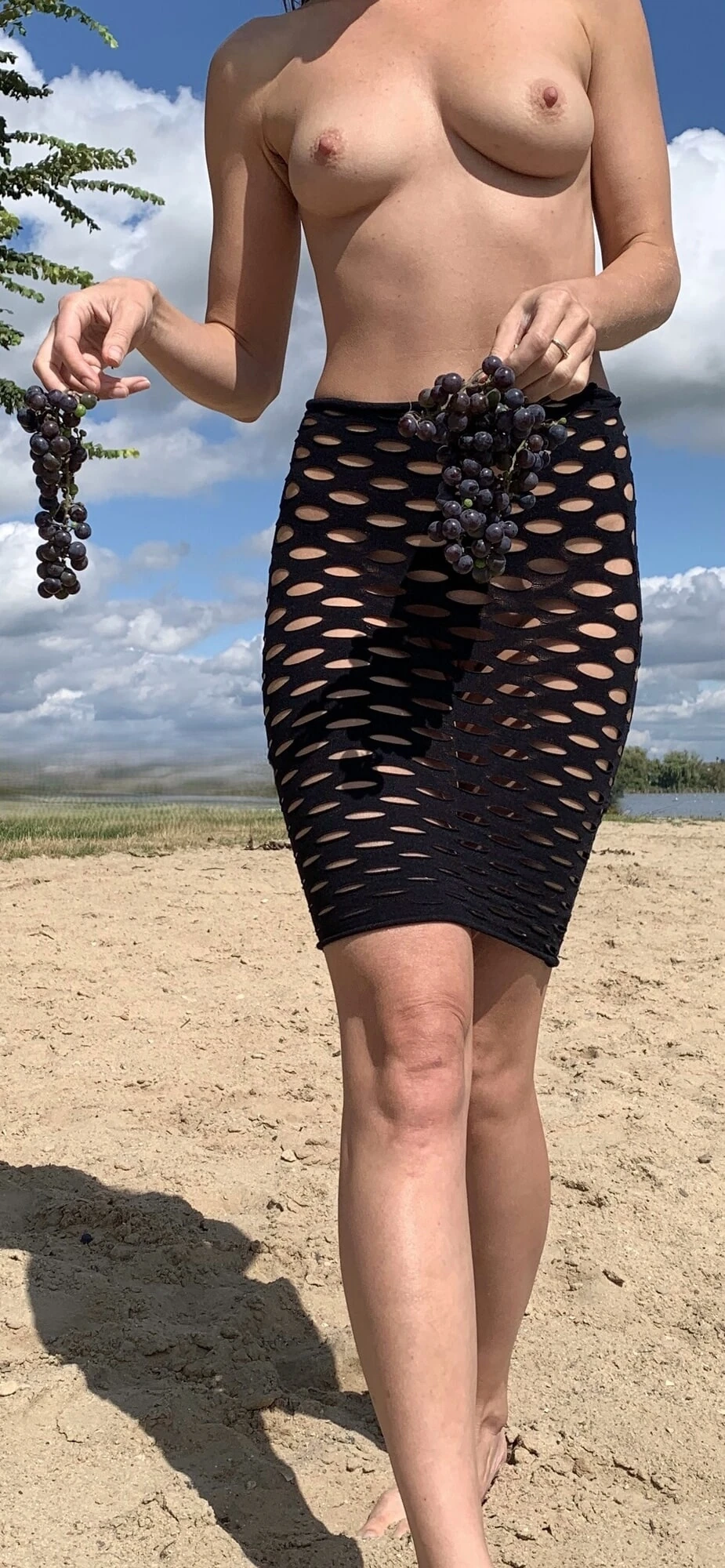 Сексуальная девушка с фруктом 