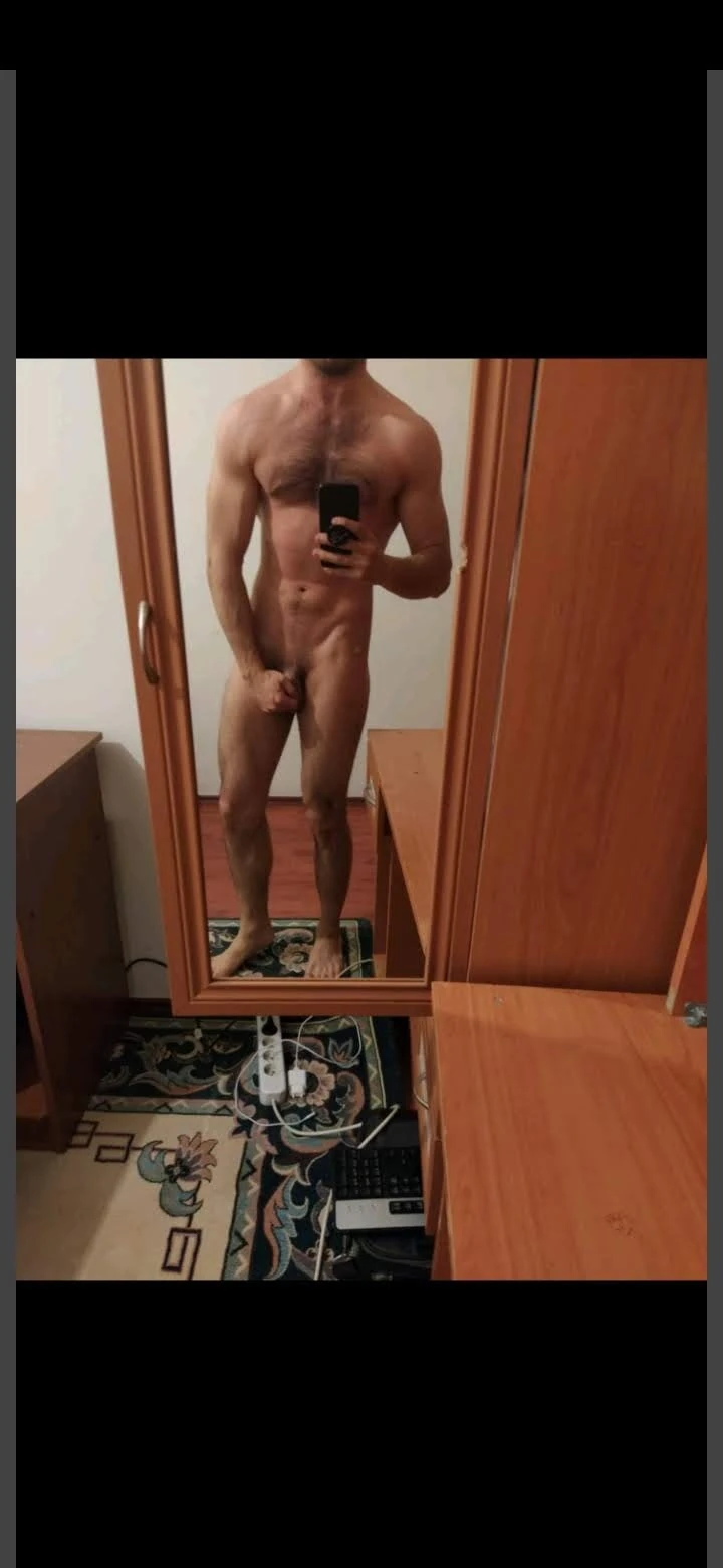 Kıllı büyük piercingli kollu koca