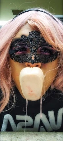 Sissy femboy kadınlar tuvaletinde dildo deepthroat yapıyor