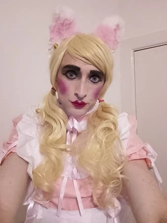 Pembe kadın kılıklı bebek