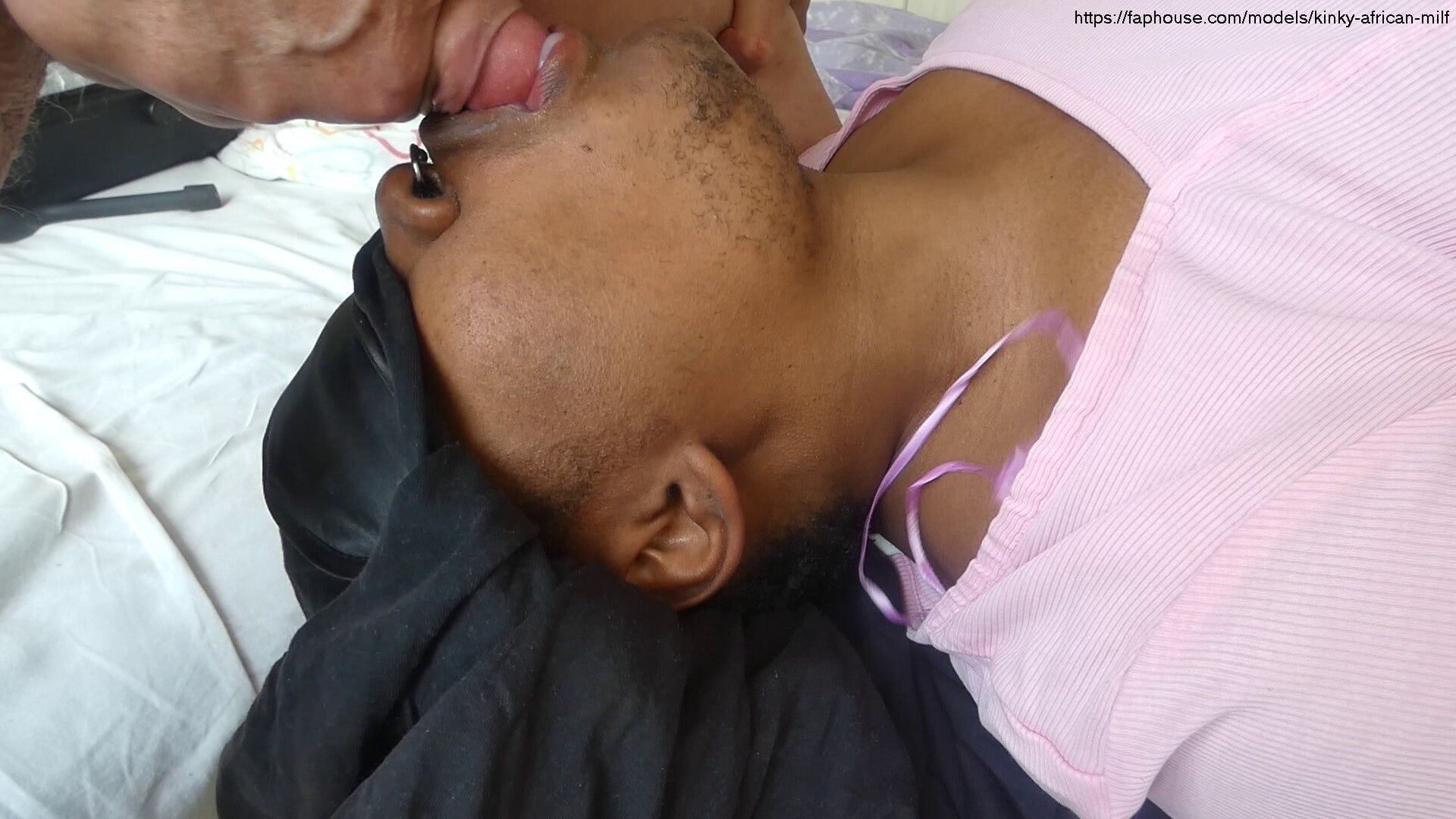 Sapık Afrikalı orta yaşlı seksi kadın - ineği sağıyor (FapHouse'da 35:50 dakika)