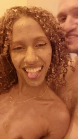 Yüzüne boşalıyor