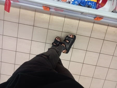 Halkın içinde ayaklarını gösteriyor