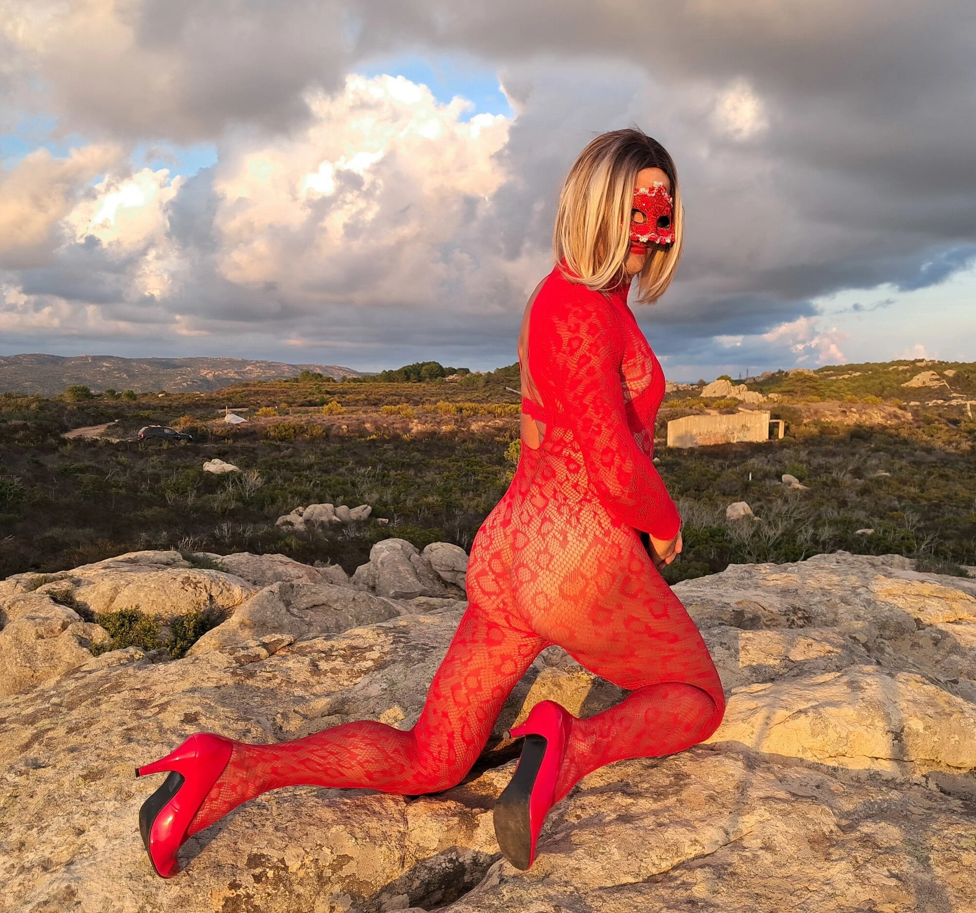 Dantelli kırmızı bodysuit giymiş seksi ve sapık MILF