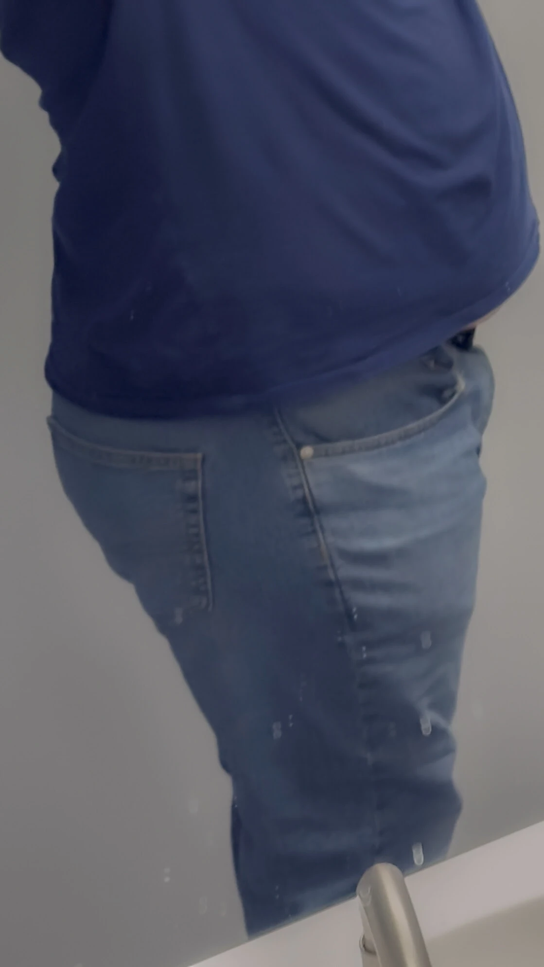 Sokak kıyafetlerinin altında kadın kılıklı