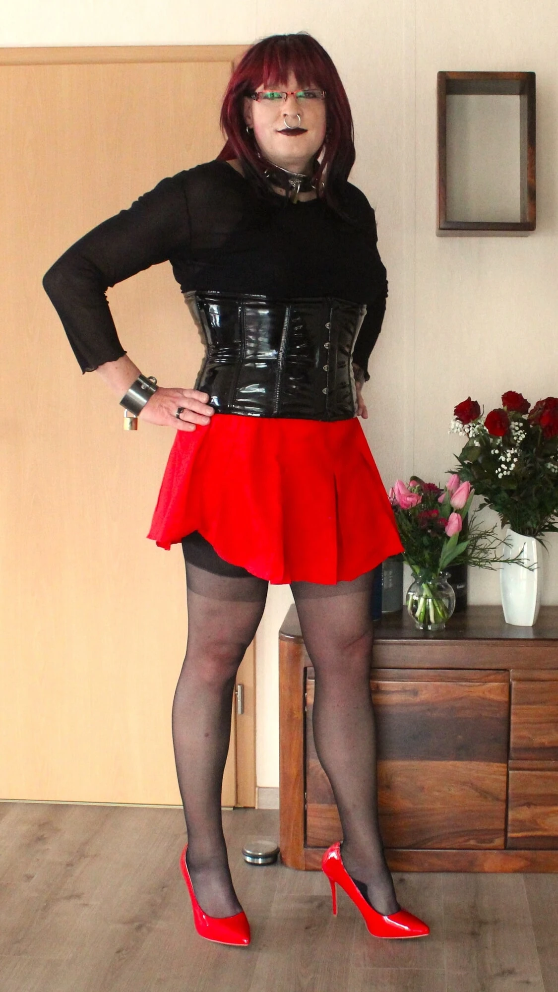 Рабыня заперта в клетке целомудрия