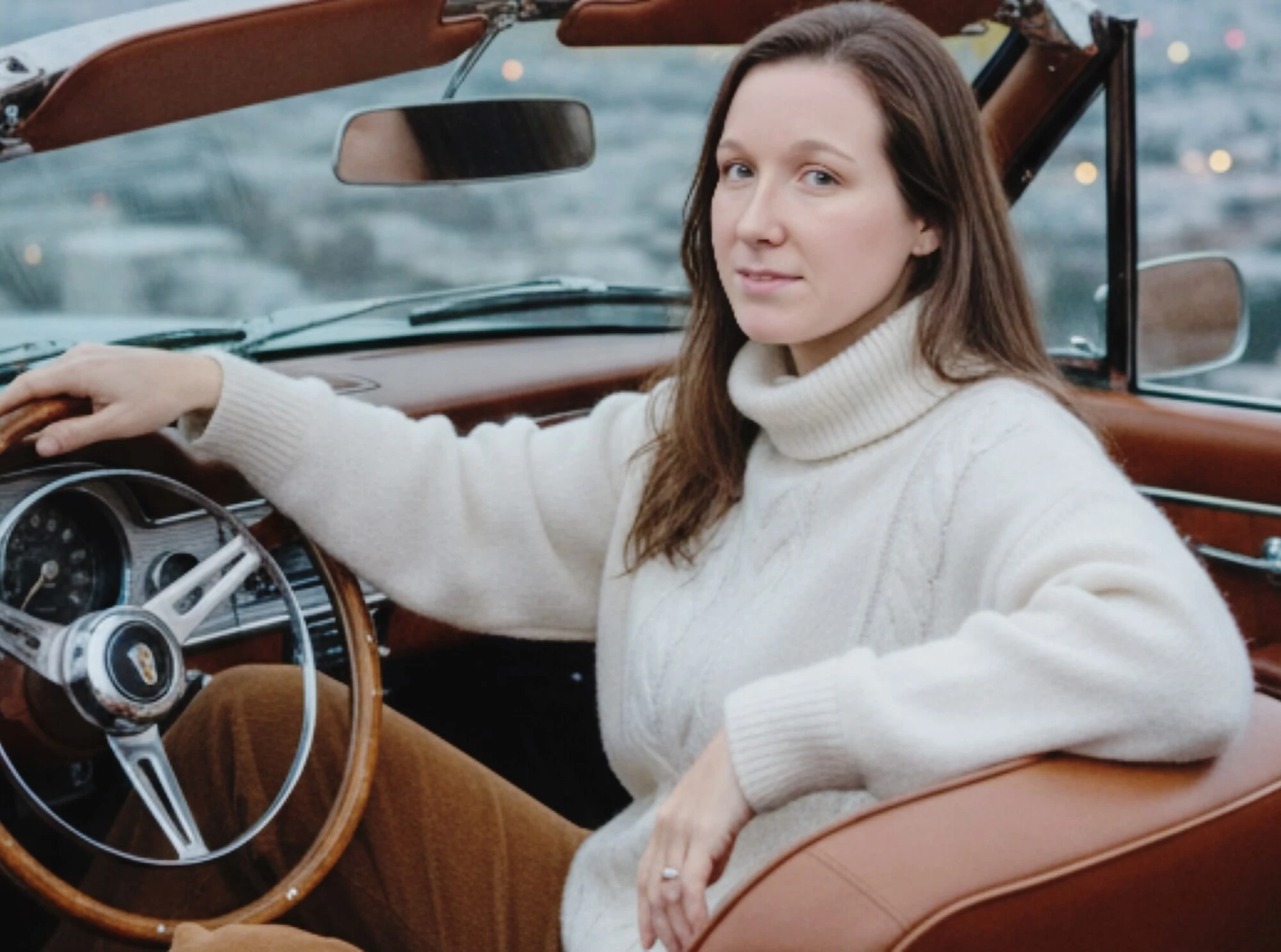 Моя 61F горничная заставила меня позировать обнаженной в белых свитерах-водолазках