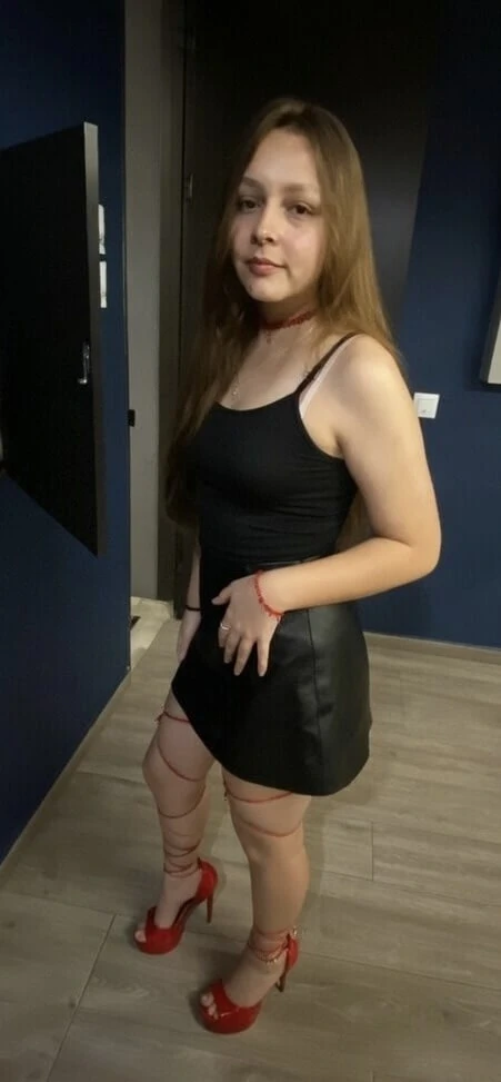 Angy sikilirken yüksek topuklu ayakkabı giymeyi seviyor