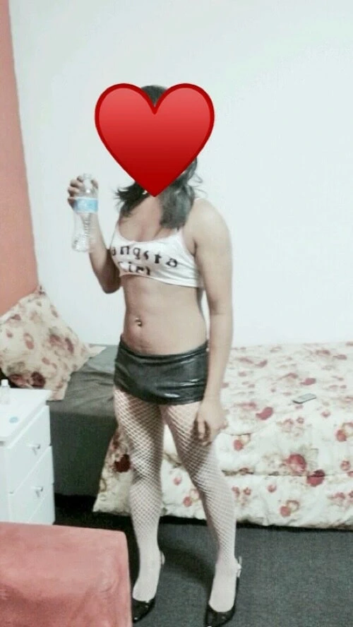 Kadın kılıklı kadın poz verdi