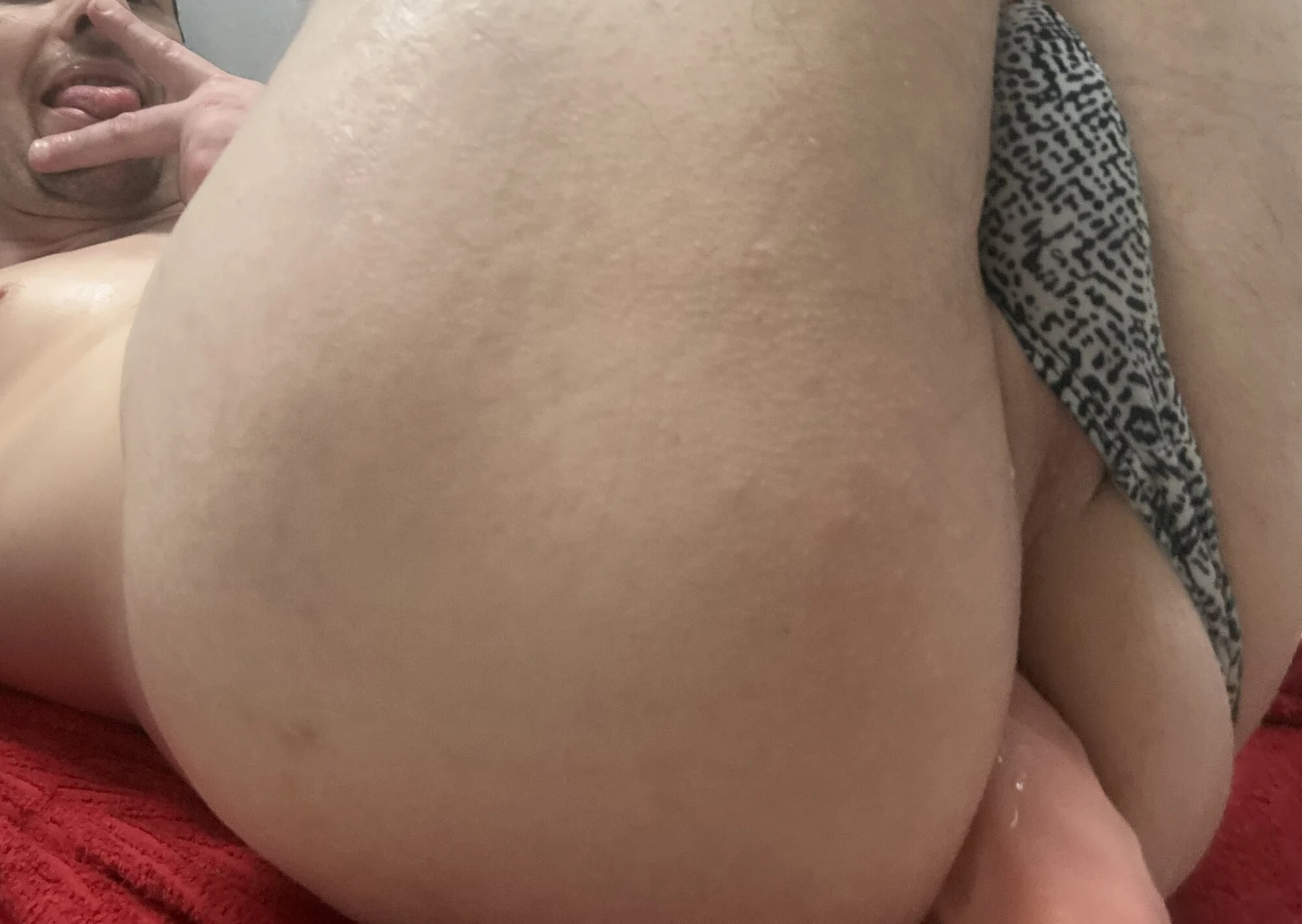 Seksi götüm 9 inç üzerinde sürtüyor 