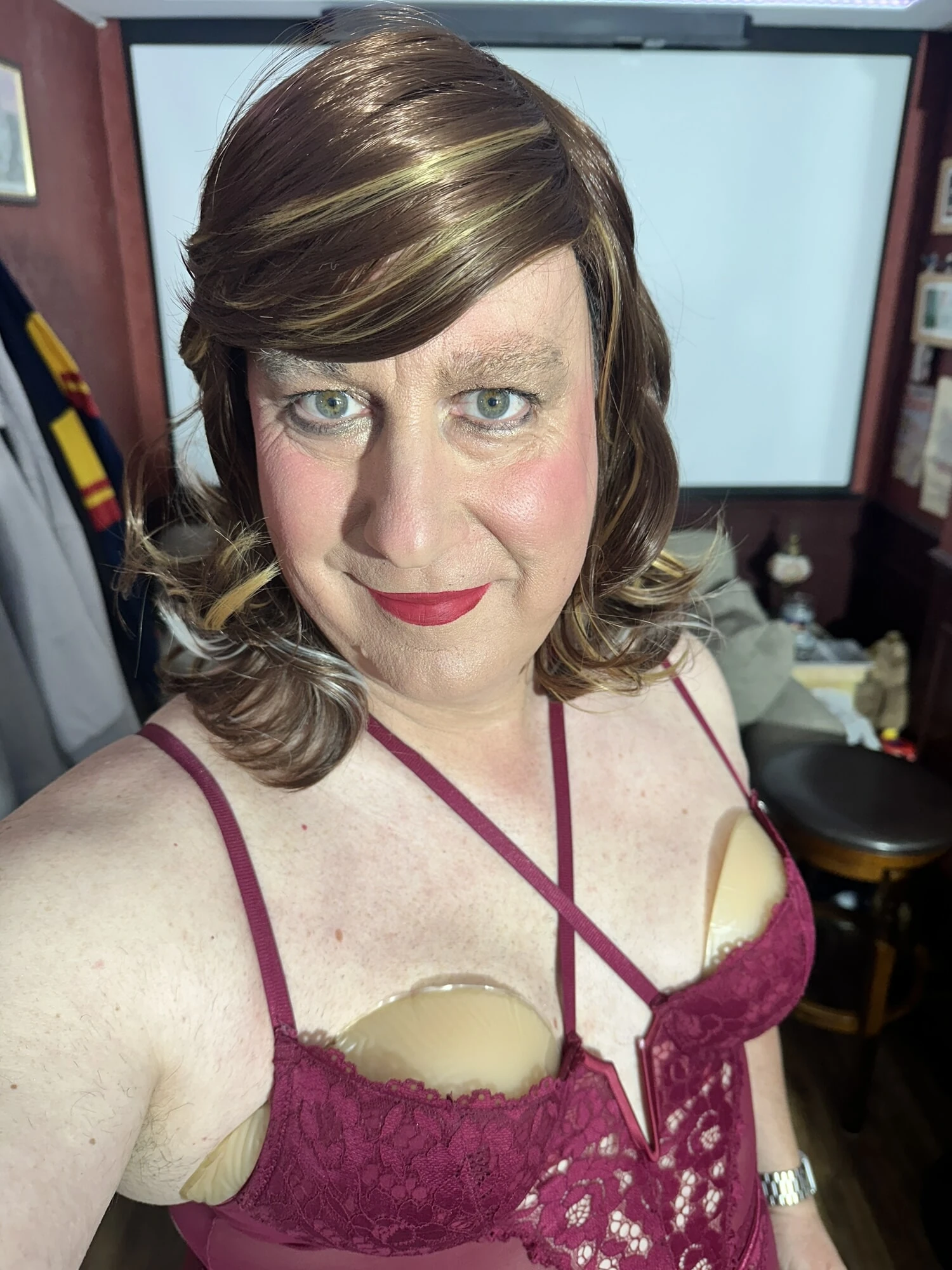 Kırmızı seksi iç çamaşırı ve siyah çorap giyen crossdresser