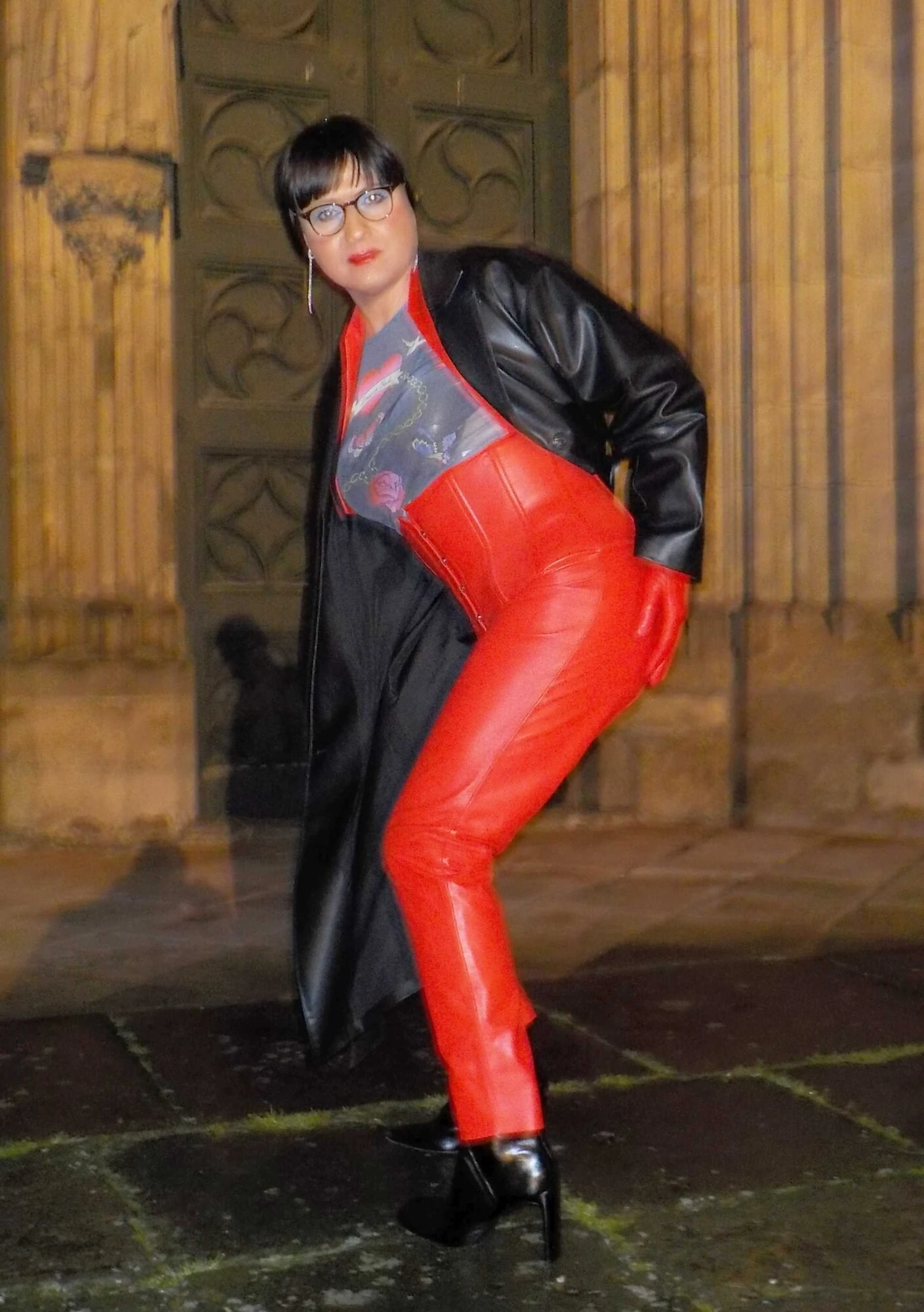 Ateşli kırmızı derili travesti azdırıyor