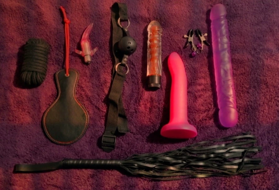 Göt Şaplaklama Küreği ve Kamçı, Dildo, Meme Kelepçesi ve...