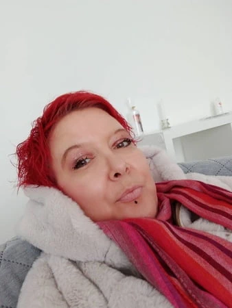 Kırmızı beyazlı kadın 