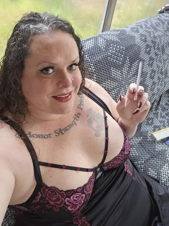 Trans iri güzel kadın yeni iç çamaşırlı sigara içiyor 