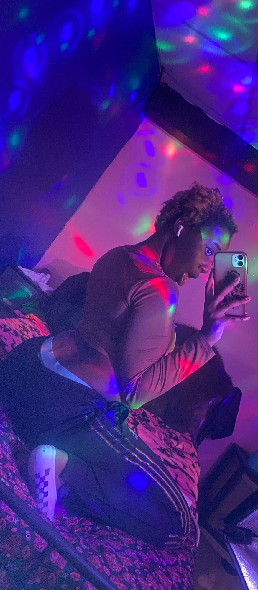 Pretty afro sarışın zenci kız