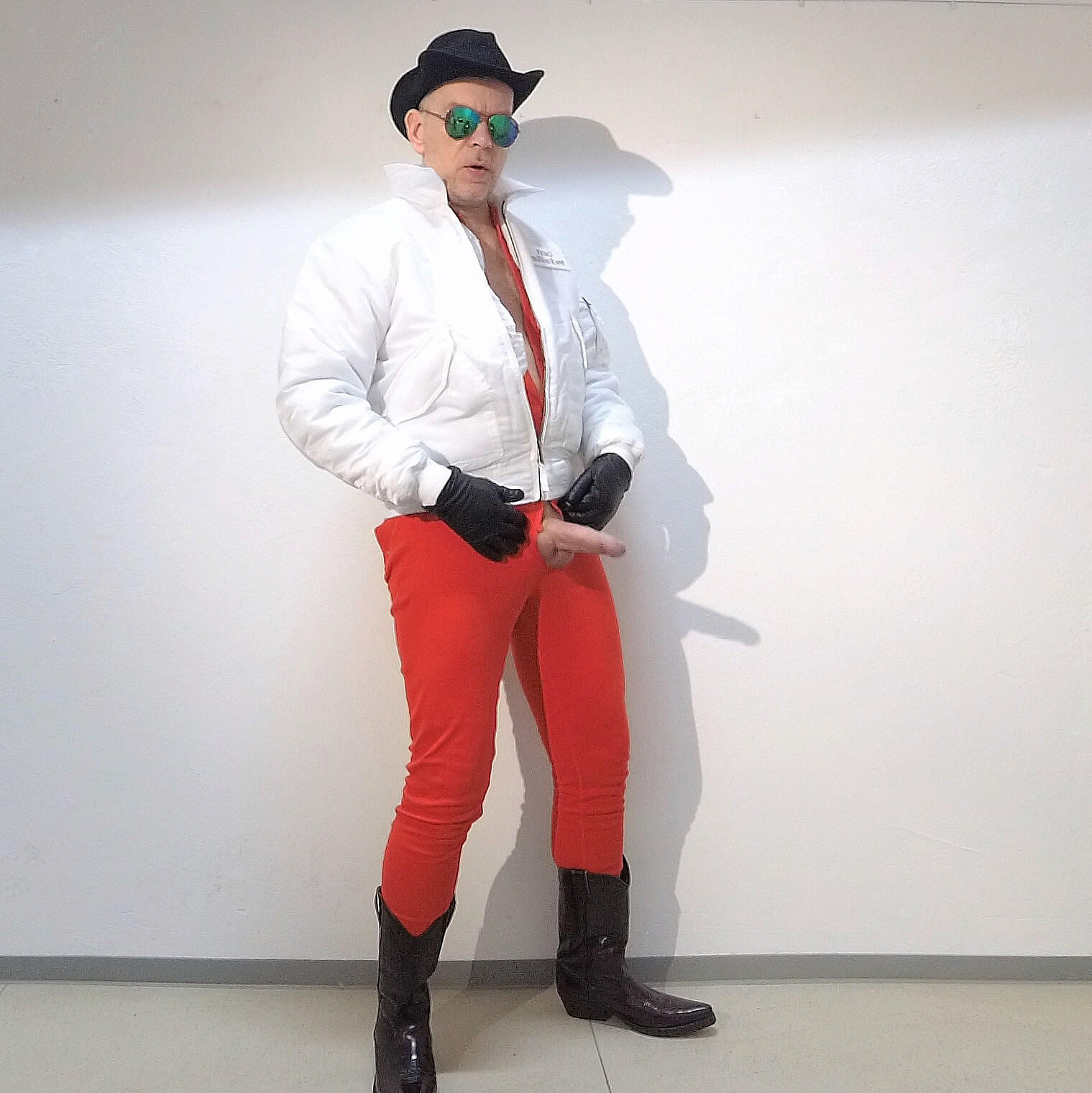Kırmızı uzun johnslu kovboy 1