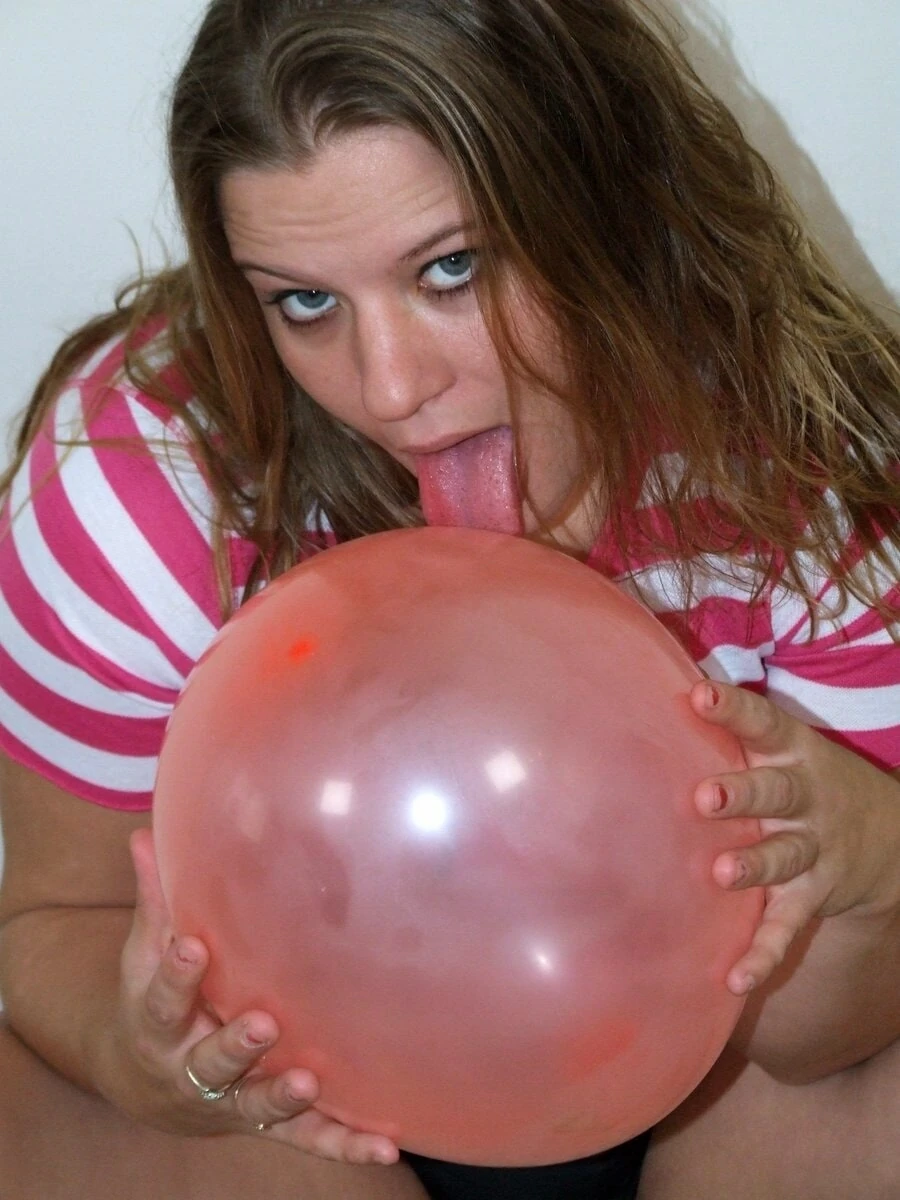Christy Heart balonlarla oynuyor