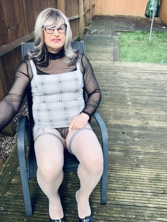 Gri elbise ve külotlu çoraplı travesti kellycd