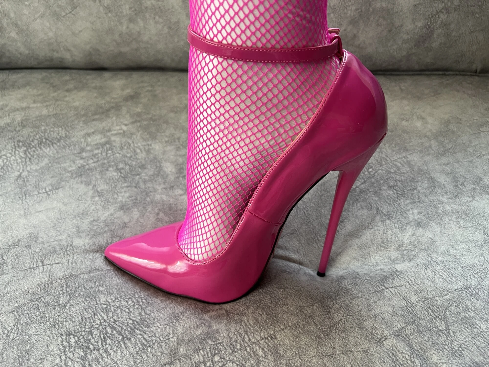 16 cm pembe bilek kayışlı stiletto topuklu ayakkabılar ve seksi çoraplarım.