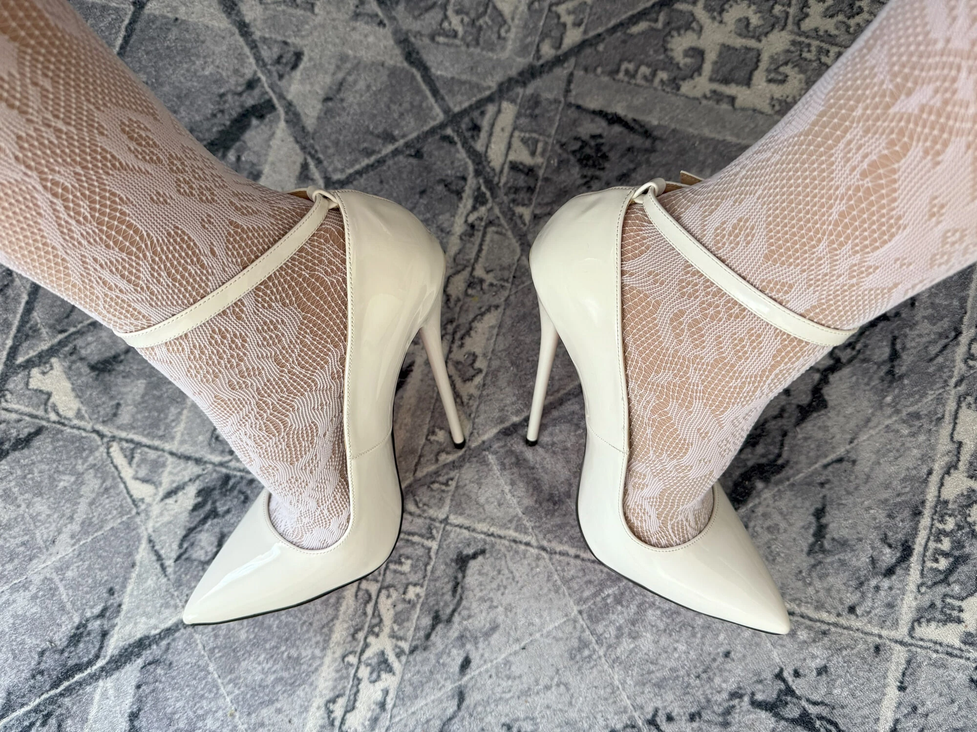 16 cm beyaz bilek kayışlı stiletto topuklu ayakkabılar ve seksi çoraplarım.
