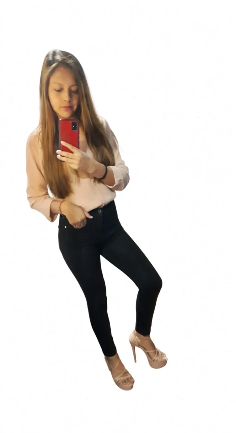 Angy yüksek topuklu ayakkabılarla harika ve ateşli görünüyor 