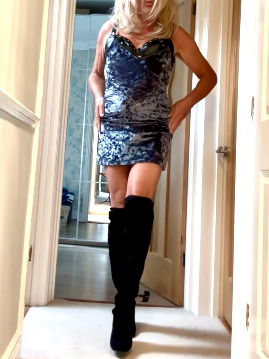 Olgun crossdresser poz verip çok iyi görünüyor