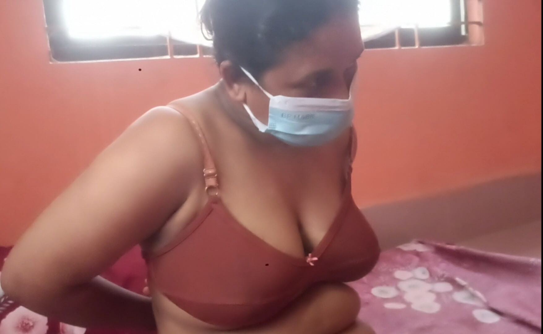 Asyalı bir adam ve genç bir Bangladeşli kadın çekici görünüyor