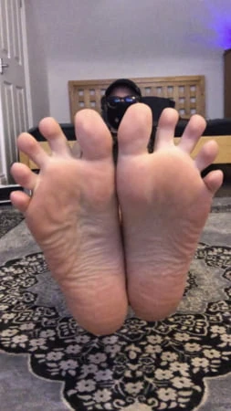 Travesti ayakları, ayak tabanları, ayak parmakları, ayak fetişi.