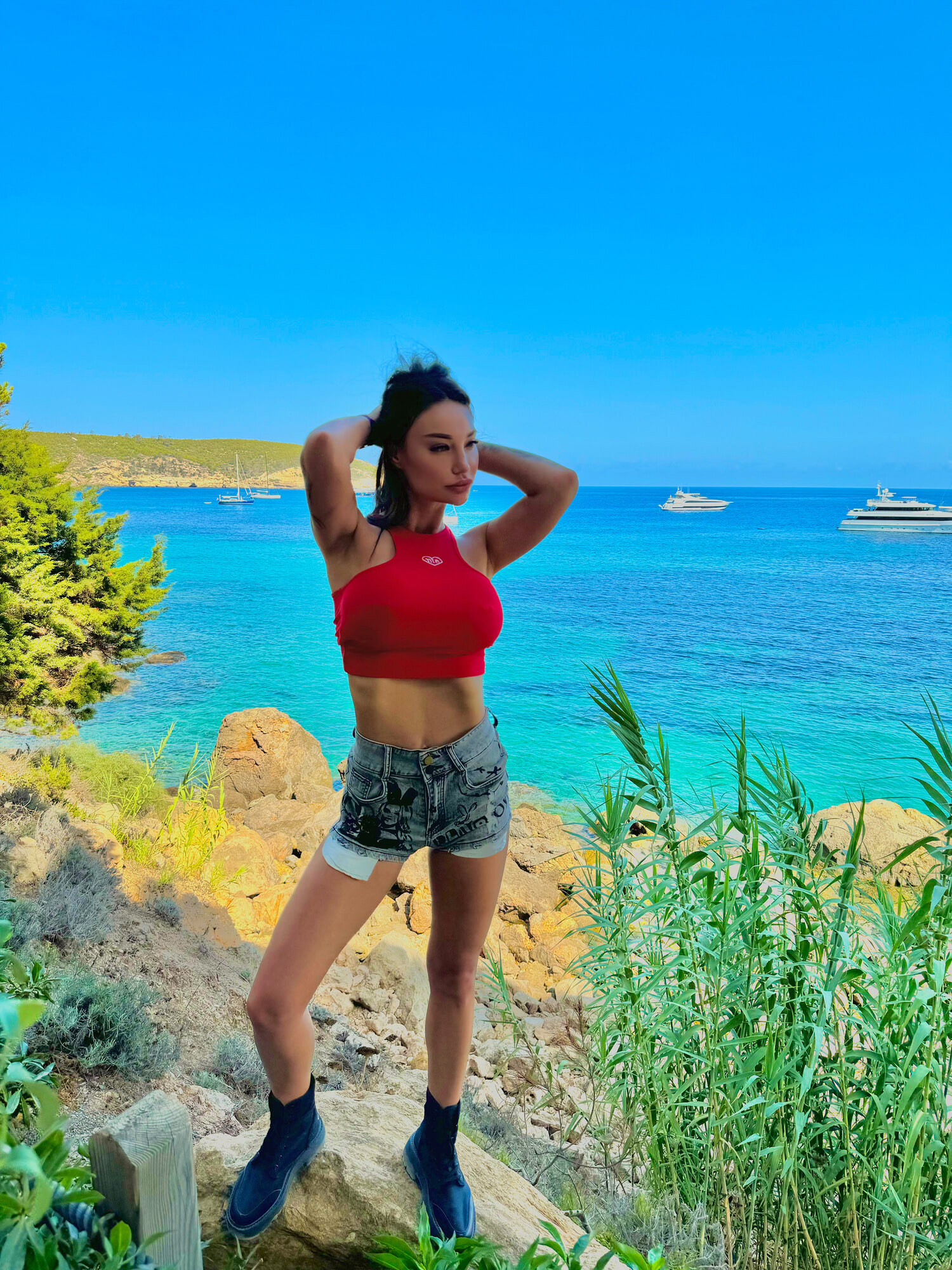 Monika Fox Kırmızı Üst ve Kot Şortla Kayalıkta!