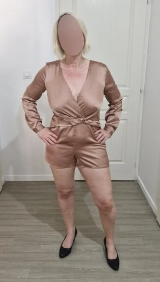 Moi en combi de satin nue dessous recherche bukkake