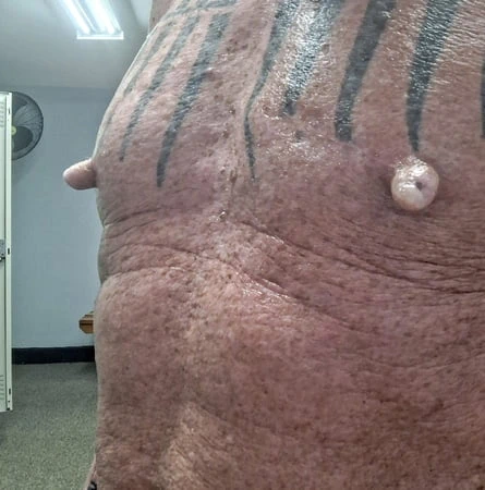 Soyunma odasında striptiz gösterisi ve meme ucu oyunu