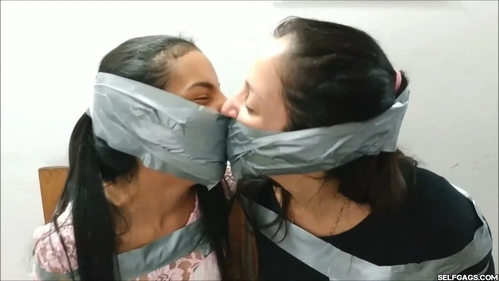 Minik kız büyük bantla susturuluyor! - selfgags