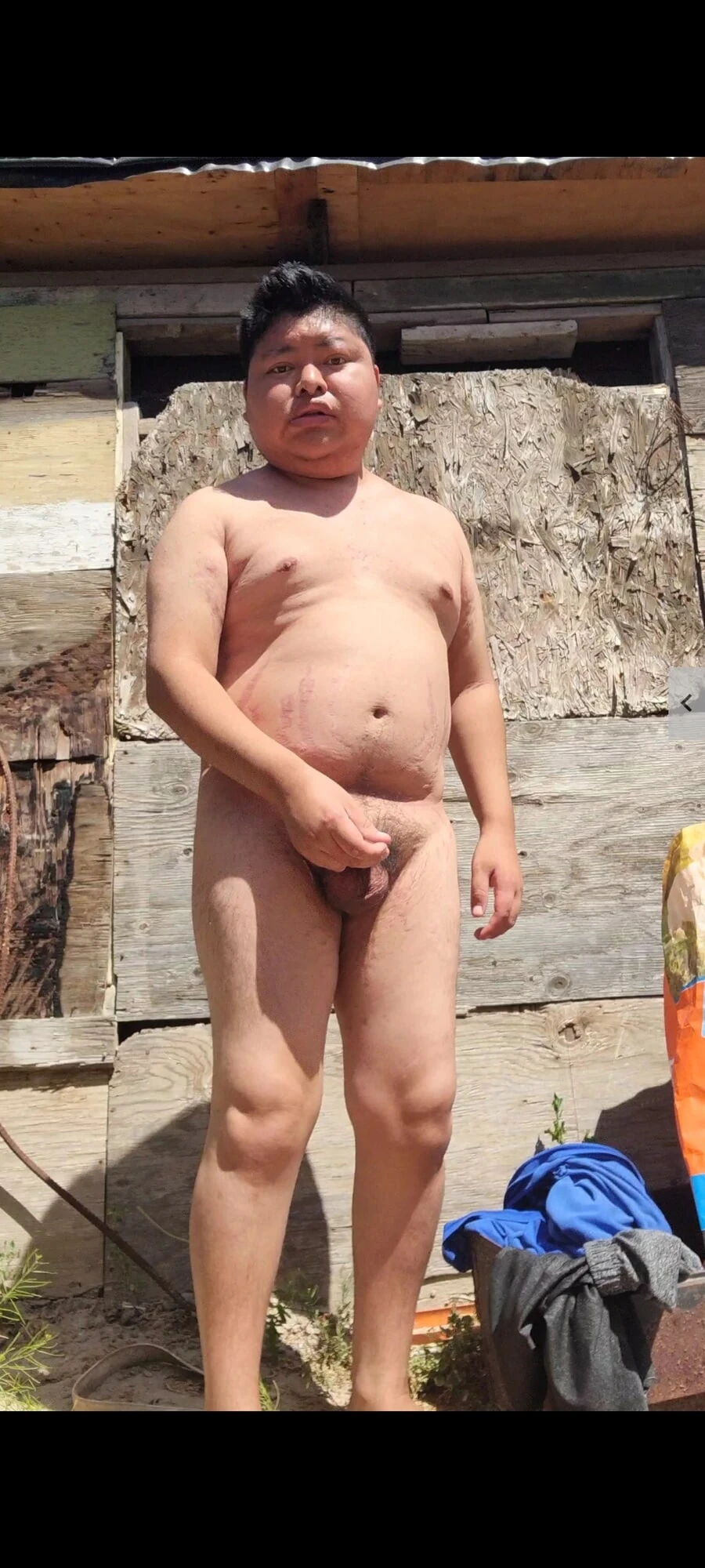 Penisi çekerek mastürbasyon yapıyor